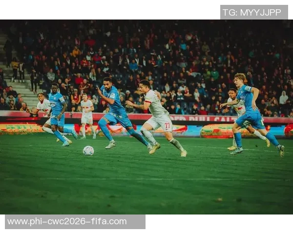 足球场上的手势与战术解析揭示运动员的默契与配合技巧